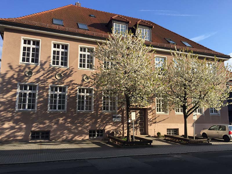 Das Bild zeigt das Schulgebäude der Franz-Grothe-Schule in einer Außenansicht.