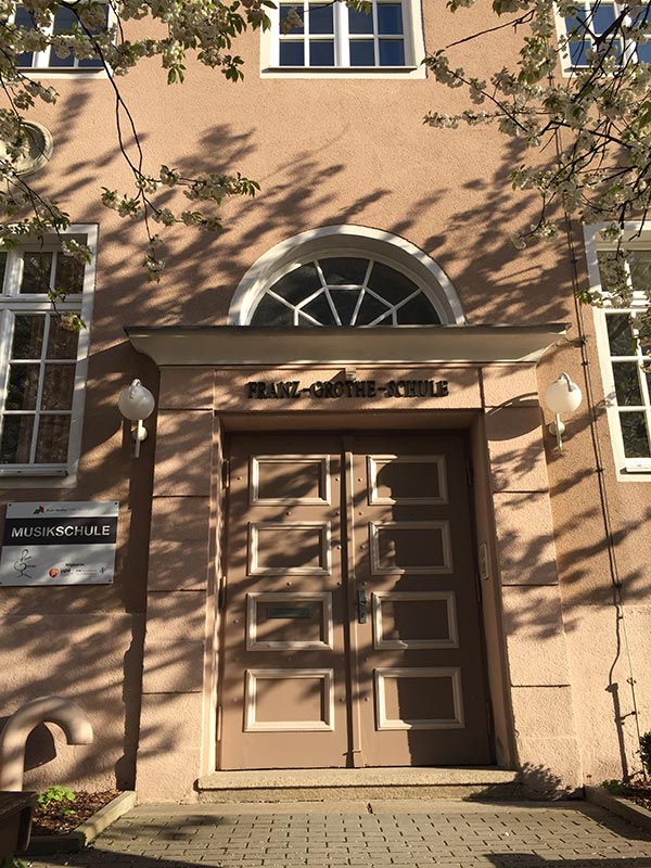 Das Bild zeigt die Eingangstüre der Franz Grothe Schule.