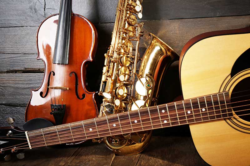 Dieses Bild zeigt eine Geige, ein Saxofon und eine Gittare.