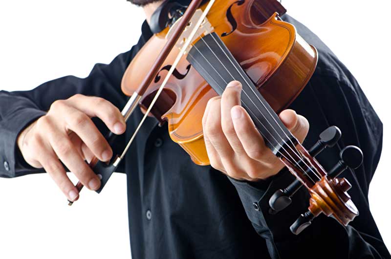 Dieses Bild zeigt eine Violine die gerade gespielt wird.